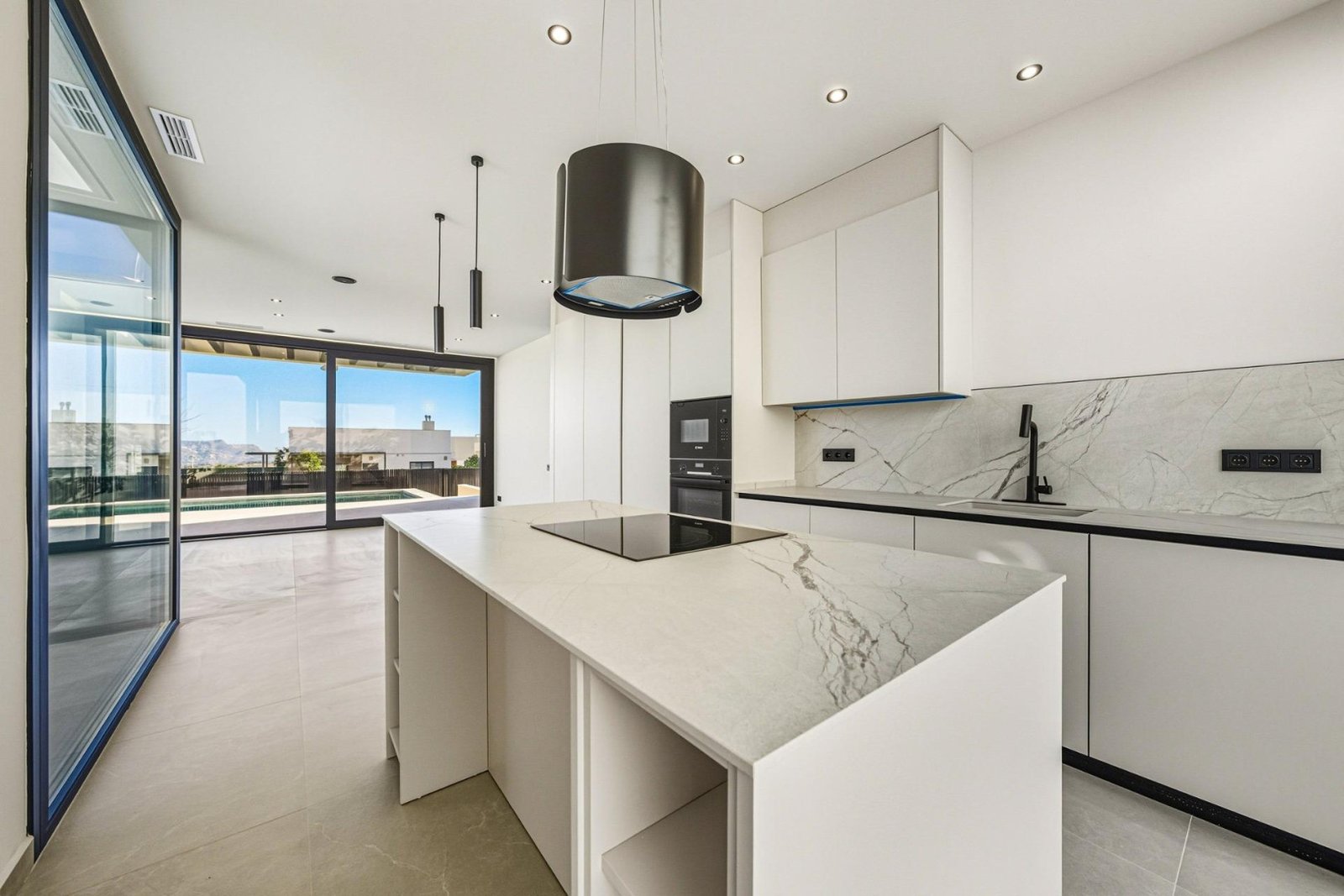 Nowe mieszkanie od dewelopera w Hiszpanii – wykończone podłogi, ściany i kuchnia