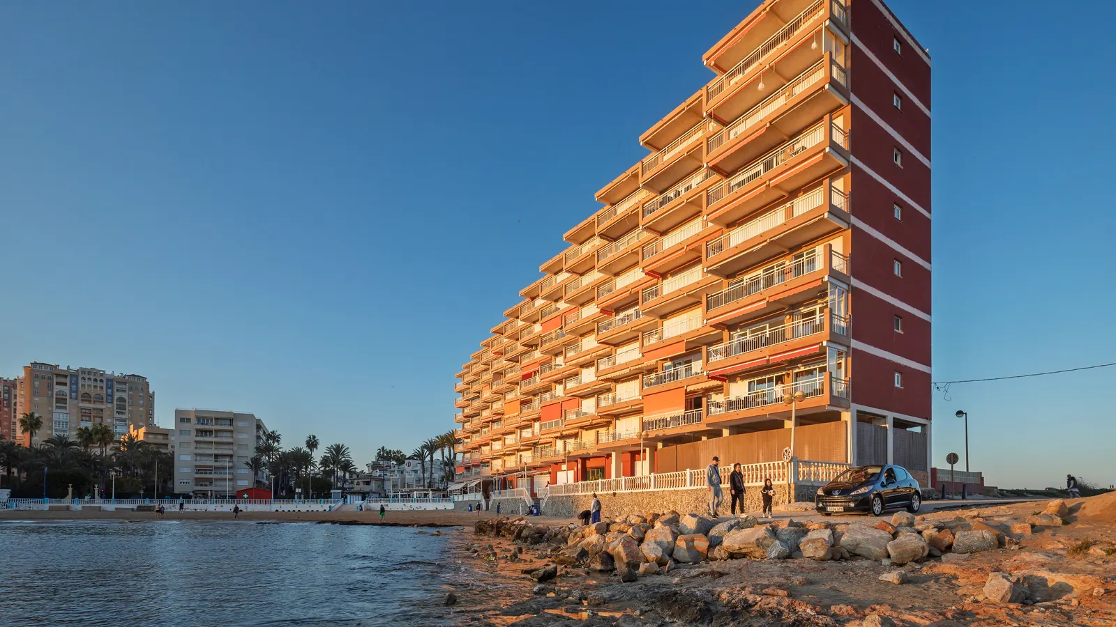 Wybrzeże Los Locos w Torrevieji w słoneczny lutowy dzień
