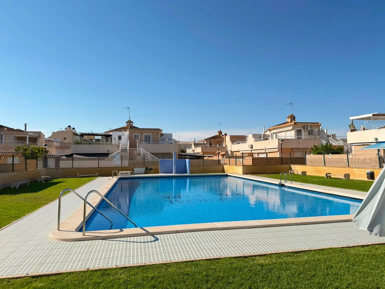 Dom typu quad w Torrevieja, Aquapark, solarium, panele słoneczne